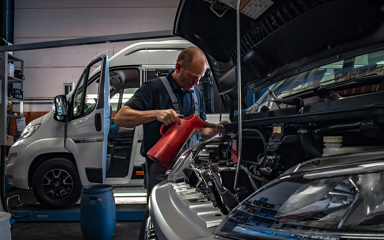 Periodiek camper onderhoud met APK, servicebeurt en originele onderdelen voor Pössl en Adria campers