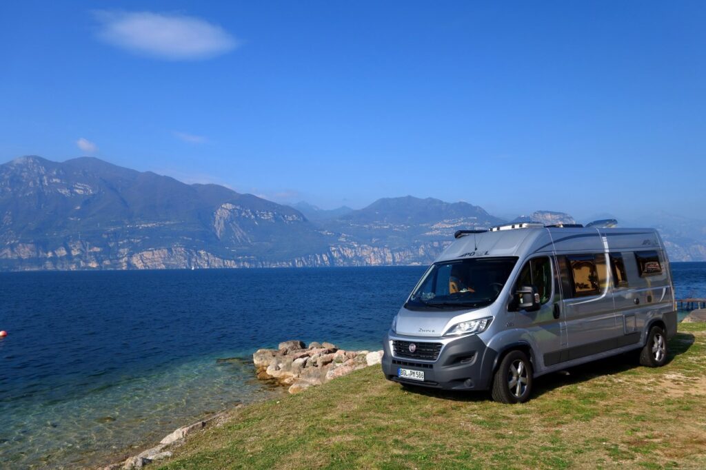 Verzekerde buscamper aan het water