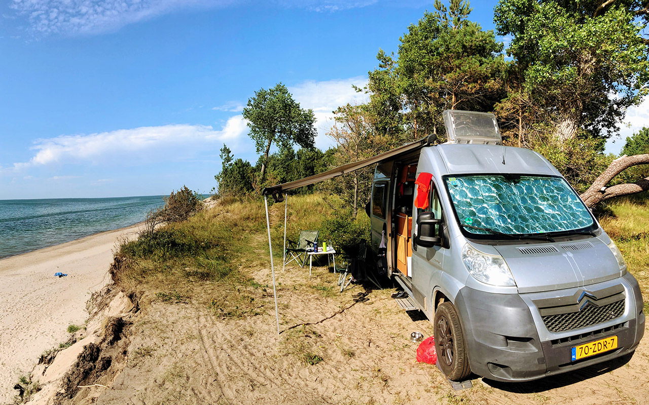 Een buscamper aan zee