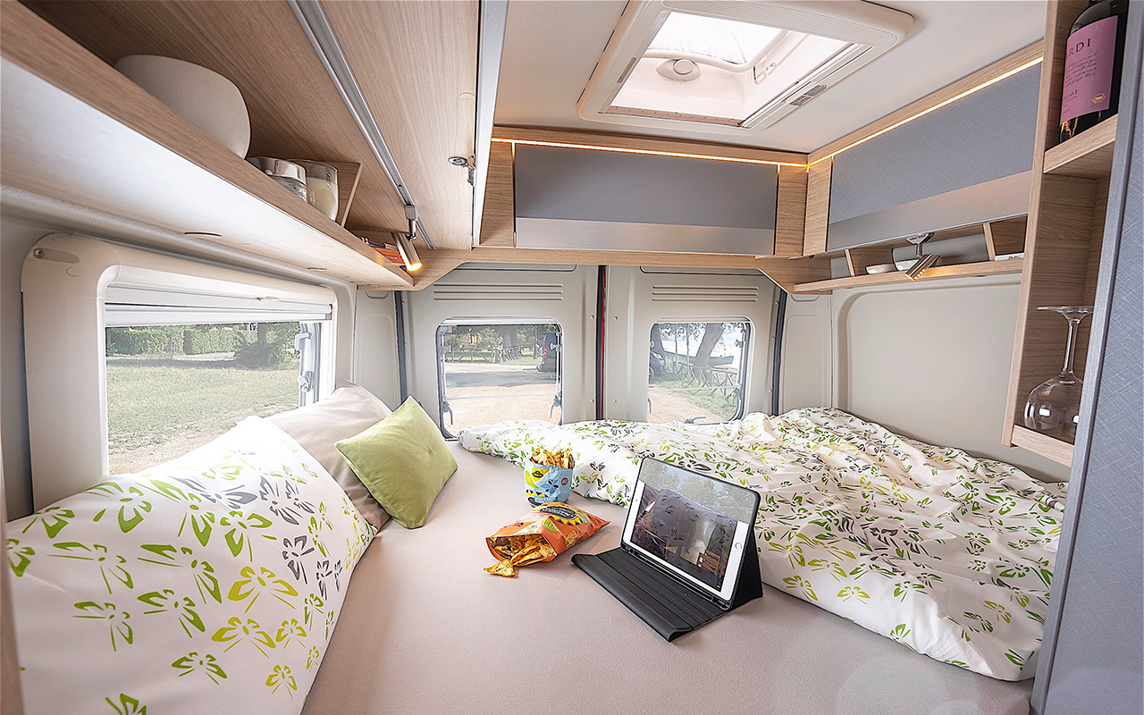 Buscamper met dwarsbed