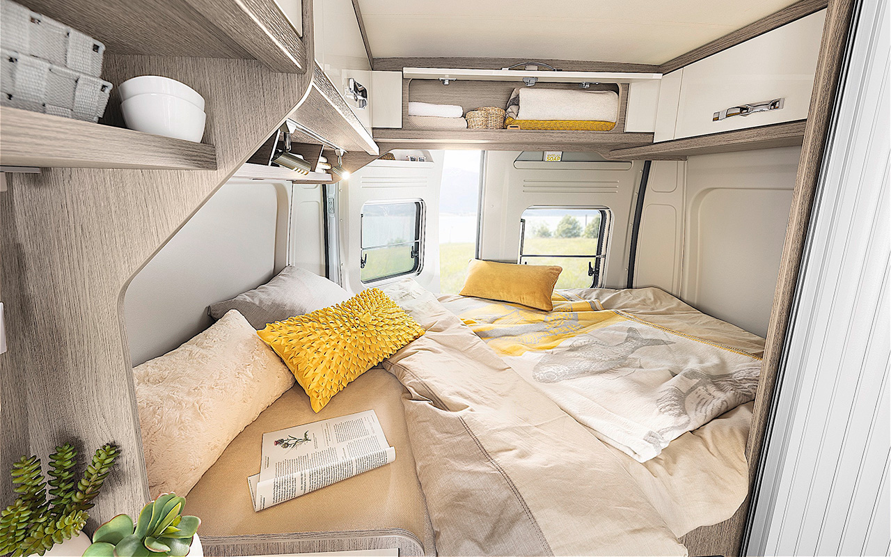 Roadcamp R dwarsbed Roadcamp R met dwarsbed en extra opbergruimte boven het bed