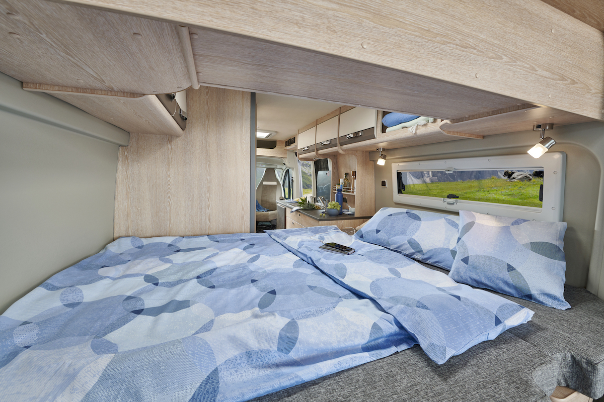 Vast bed in een buscamper