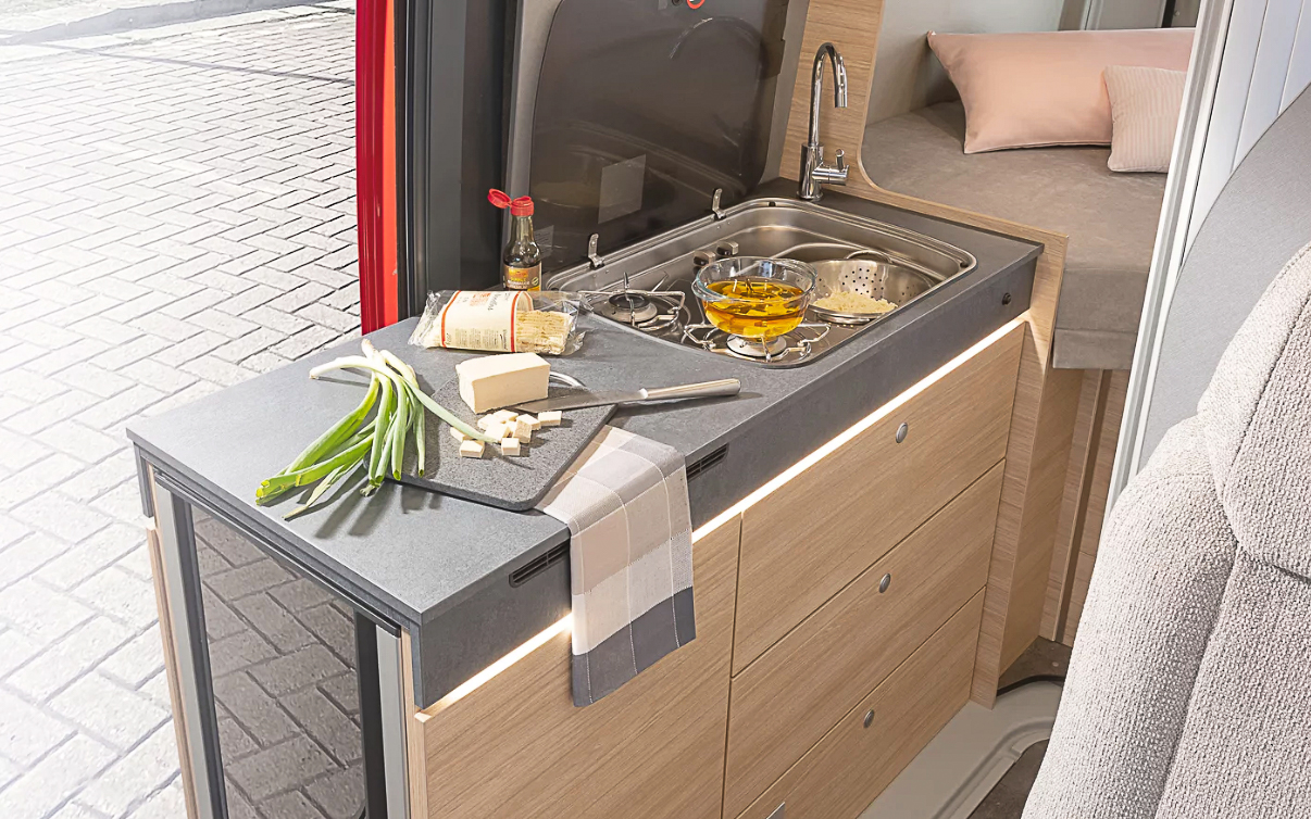 De keuken in de Trenta buscamper