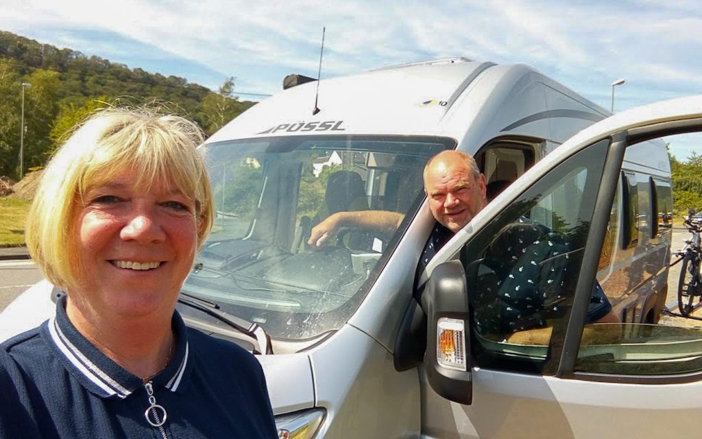 Corina en Peter die na 10 jaar huren een buscamper hebben gekocht bij Buscamper Nederland