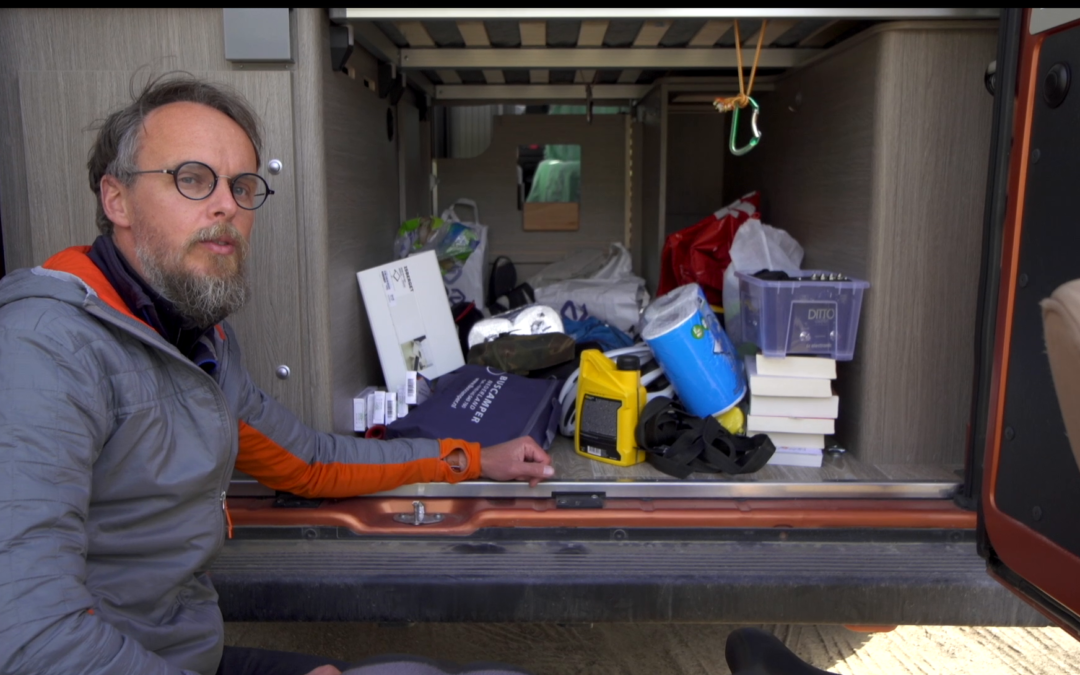 Wat past er in een buscamper