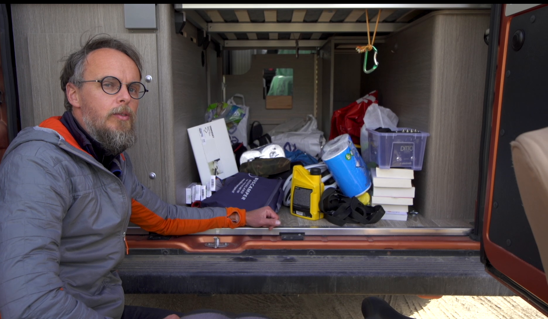 Wat past er in een garage van een buscamper