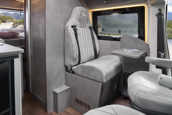 Enkele stoel voor extra bewegingsruimte Enkele stoel aan tafel voor extra bewegingsruimte