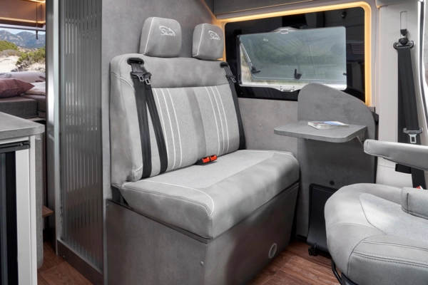 2-zitsbank Buscamper met 3 slaapplaatsen en een 2-zitsbank aan tafel