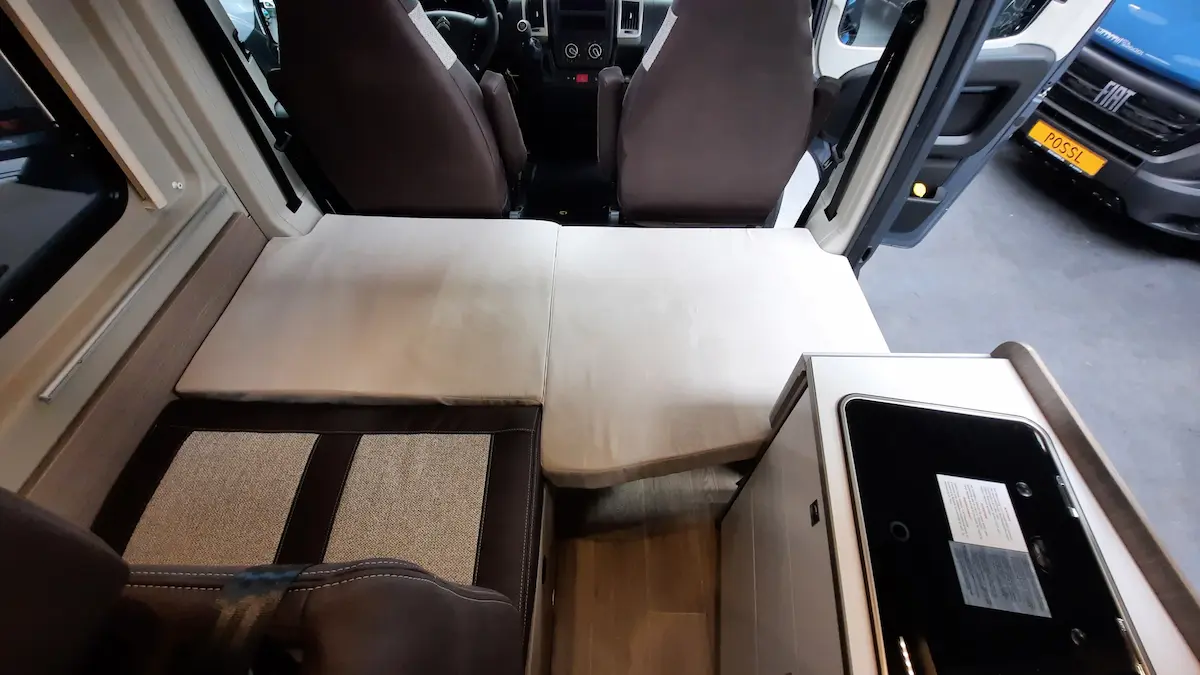Derde slaapplaats in de cabine in de breedte van de camper Buscamper met 3 slaapplaatsen: bed in de breedte van de cabine