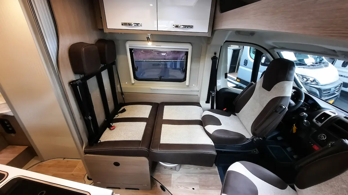 Derde slaapplaats in de lengte van de cabine Buscamper met 3 slaapplaatsen: bed in de lengte van de cabine