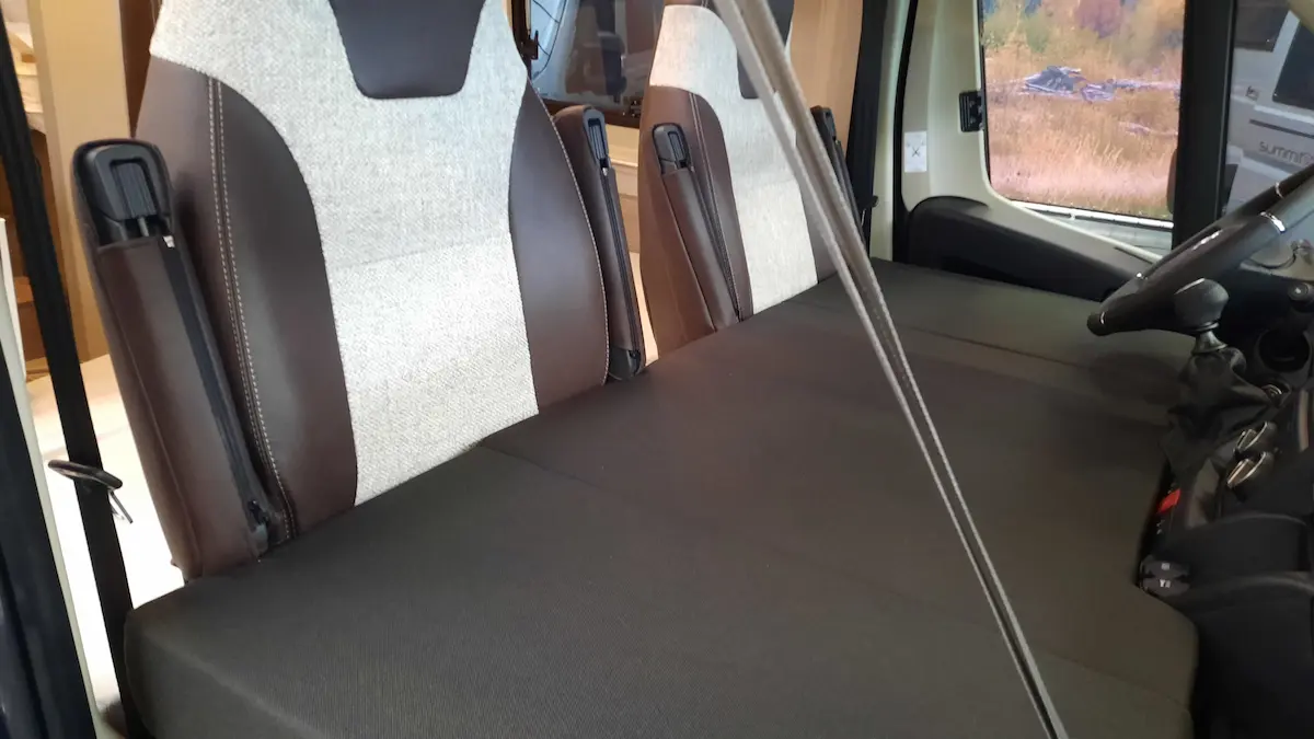 Derde slaapplaats op de voorstoelen Buscamper met 3 slaapplaatsen: bed op de voorstoelen