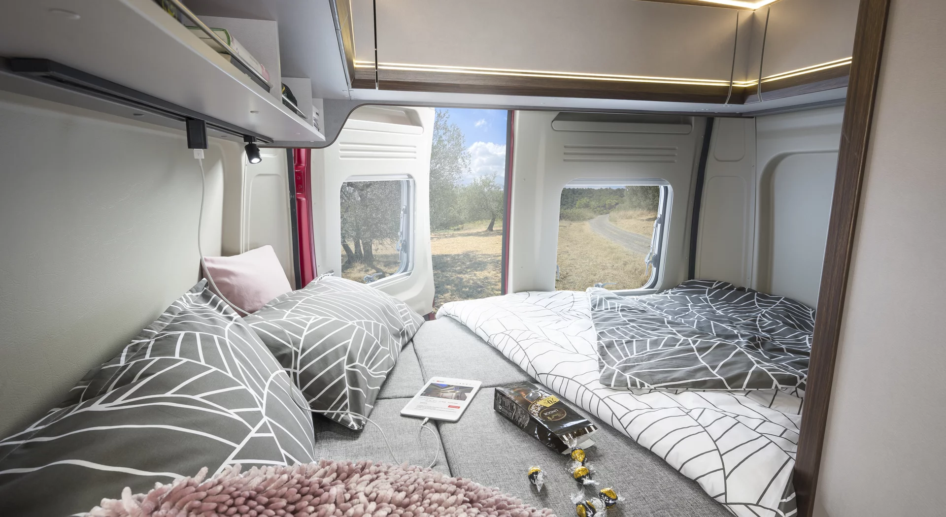 Summit Shine 540 dwarsbed Het in de Summit Shine 540 Pössl buscamper