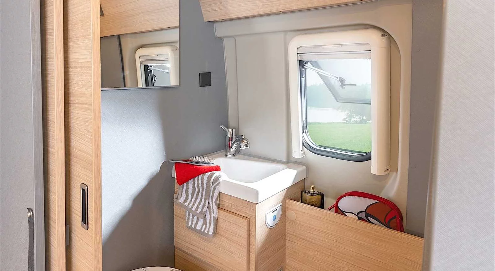 Houten schuifdeur voor de wc/doucheruimte in de Trenta 640