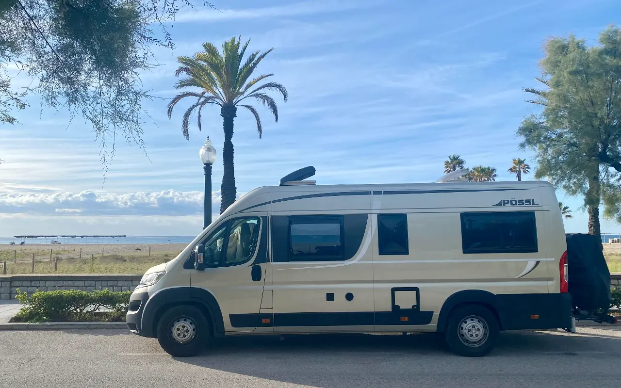 Wildkamperen aan zee Met een buscamaper wildkamperen aan zee
