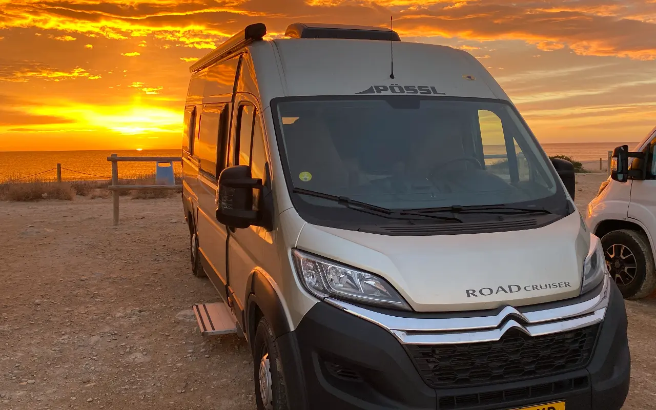 Wildkamperen aan zee Met een buscamaper wildkamperen aan zee