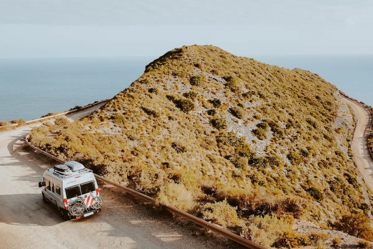 Buscamper in de bergen aan zee Pössl buscamper vergelijken